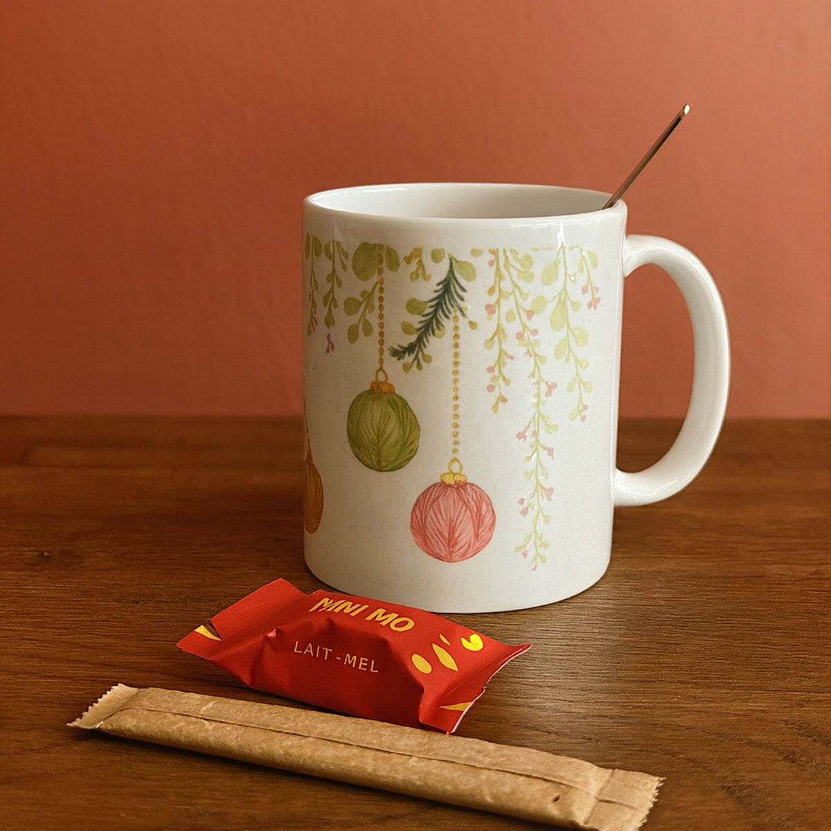 Mug en cramique  Boules de Nol et feuillage  350 ml