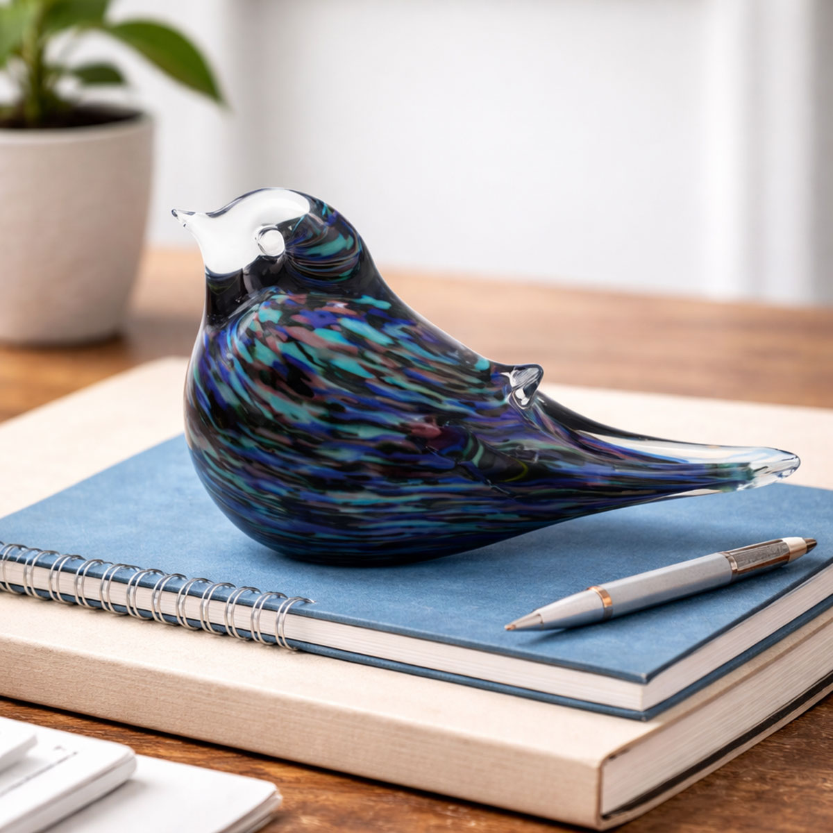 Presse-papier oiseau en verre � Mod�le stri� bleu et vert