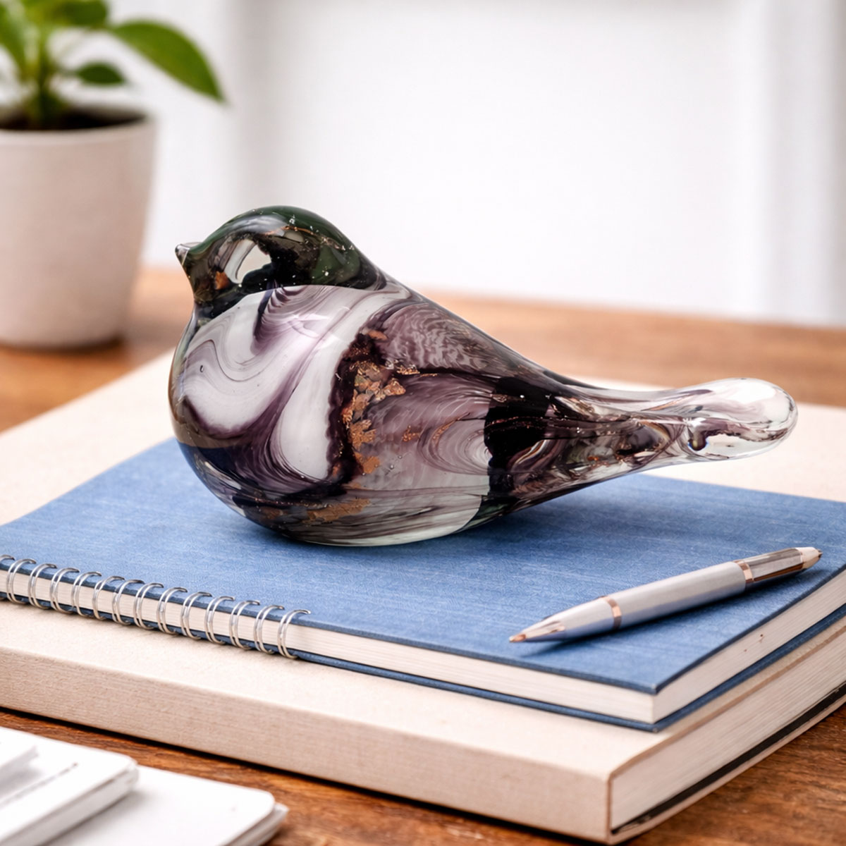 Presse-papier oiseau en verre marbr� blanc et aubergine