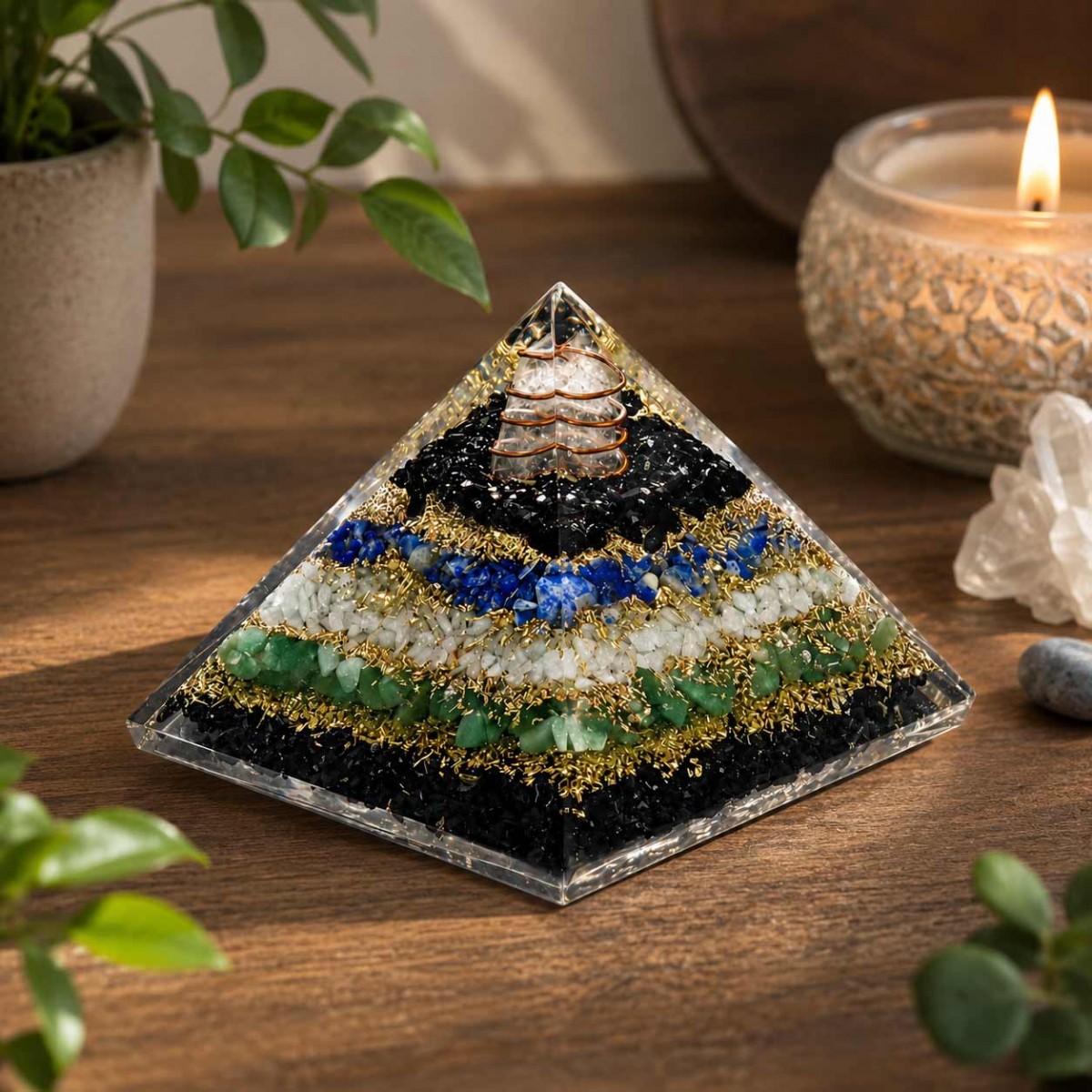 Pyramide Orgonite en r�sine et pierres naturelles