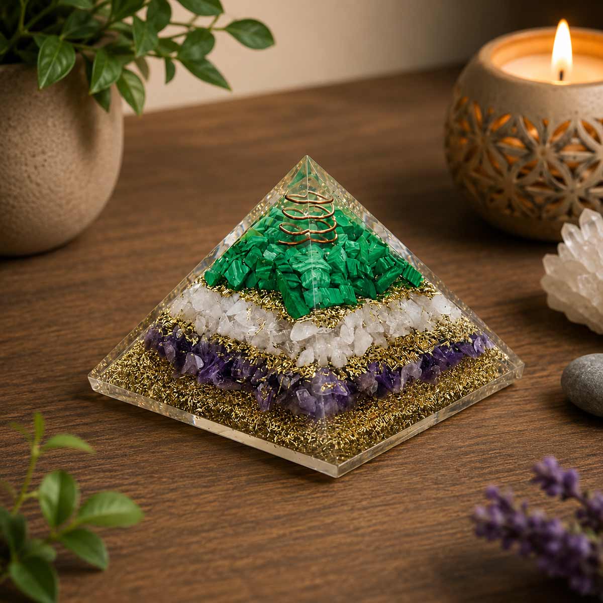 Pyramide Orgonite en r�sine et pierres naturelles