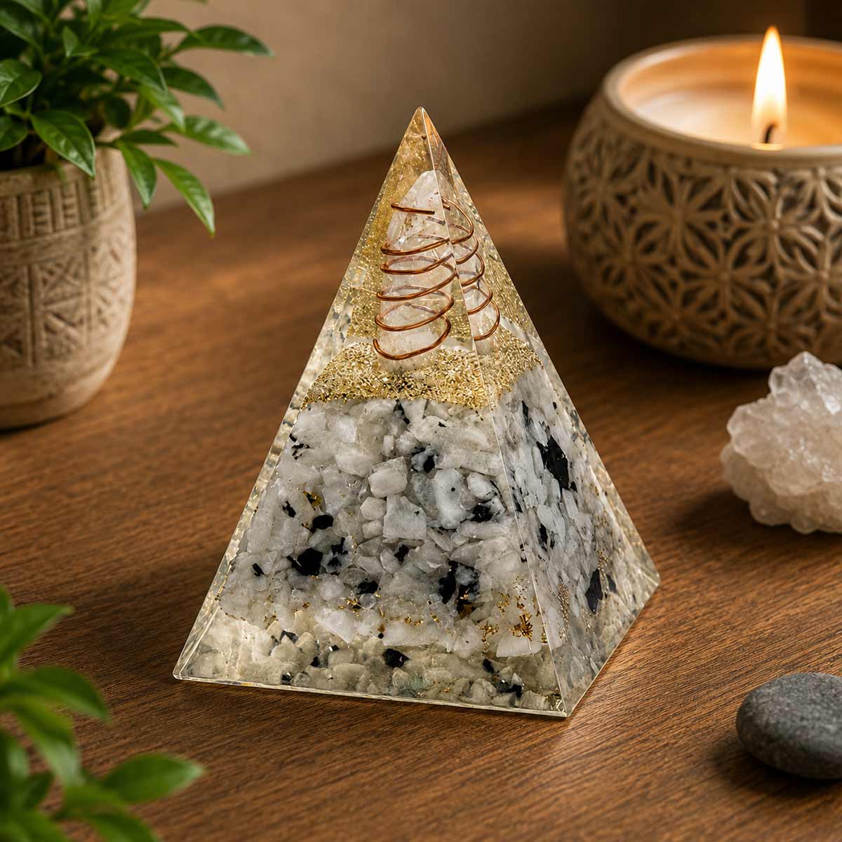 Pyramide Orgonite en r�sine et pierres naturelles