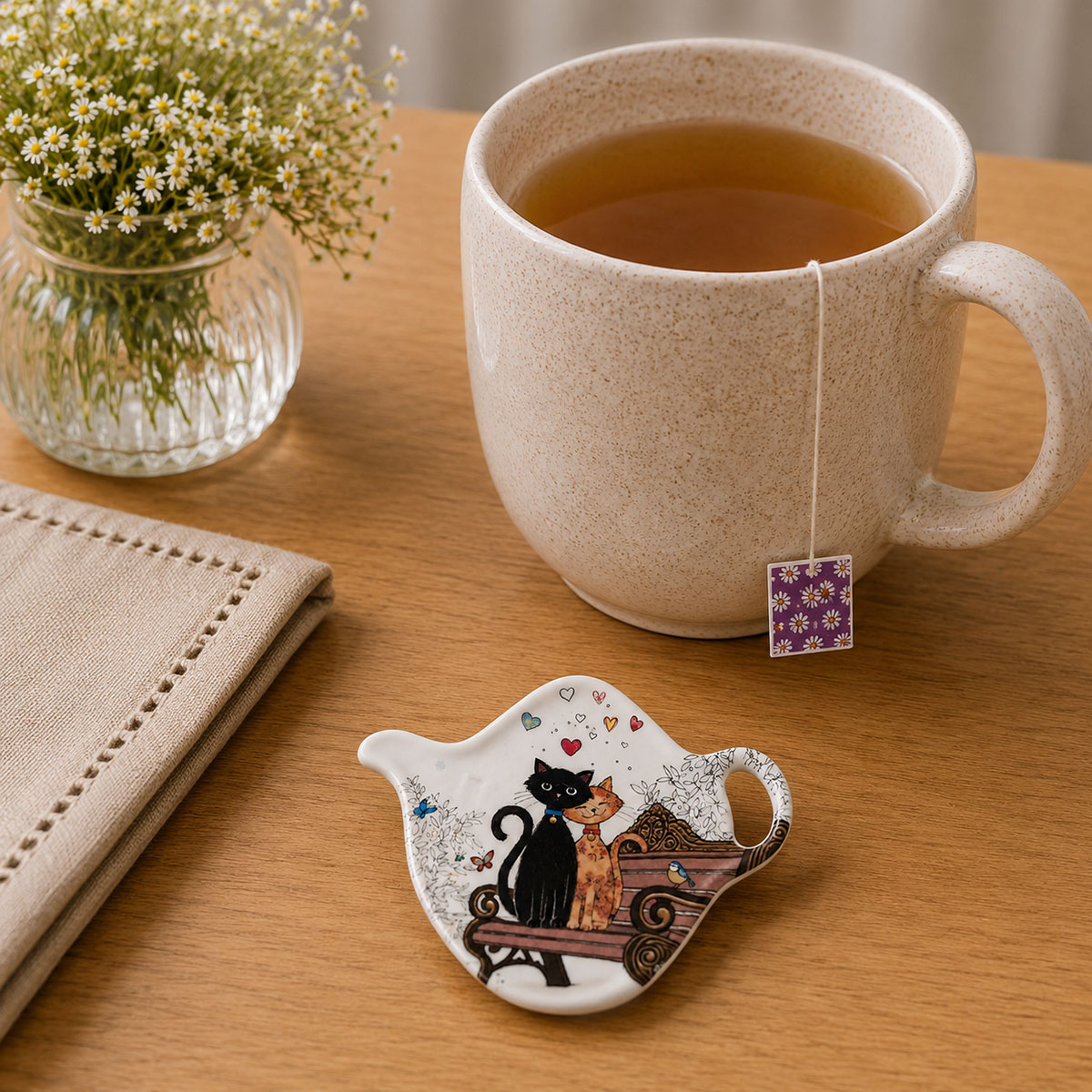 Repose-sachet de th� chats amoureux sur un banc en m�lamine