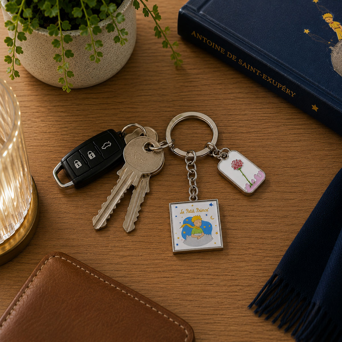 Porte-cl�s Le Petit Prince avec rose sous cloche et charm