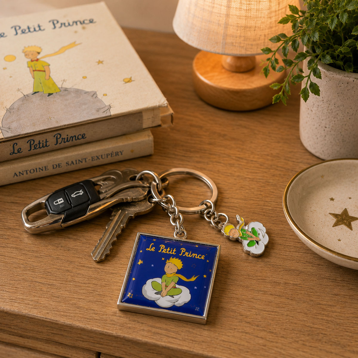 Porte-cl�s Le Petit Prince bleu assis sur son nuage avec charm