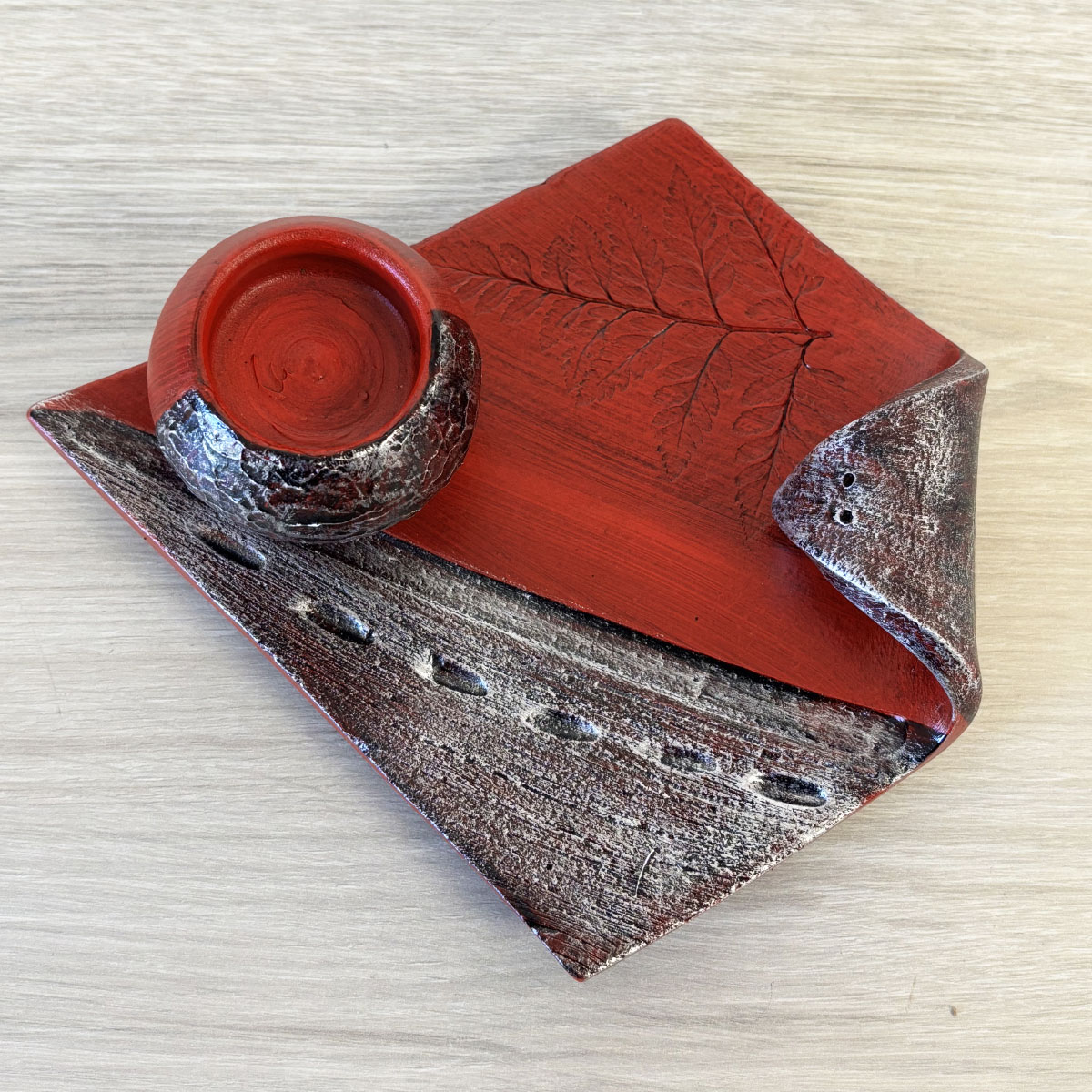 Porte-encens artisanal pour btons, cnes et charbons rouge