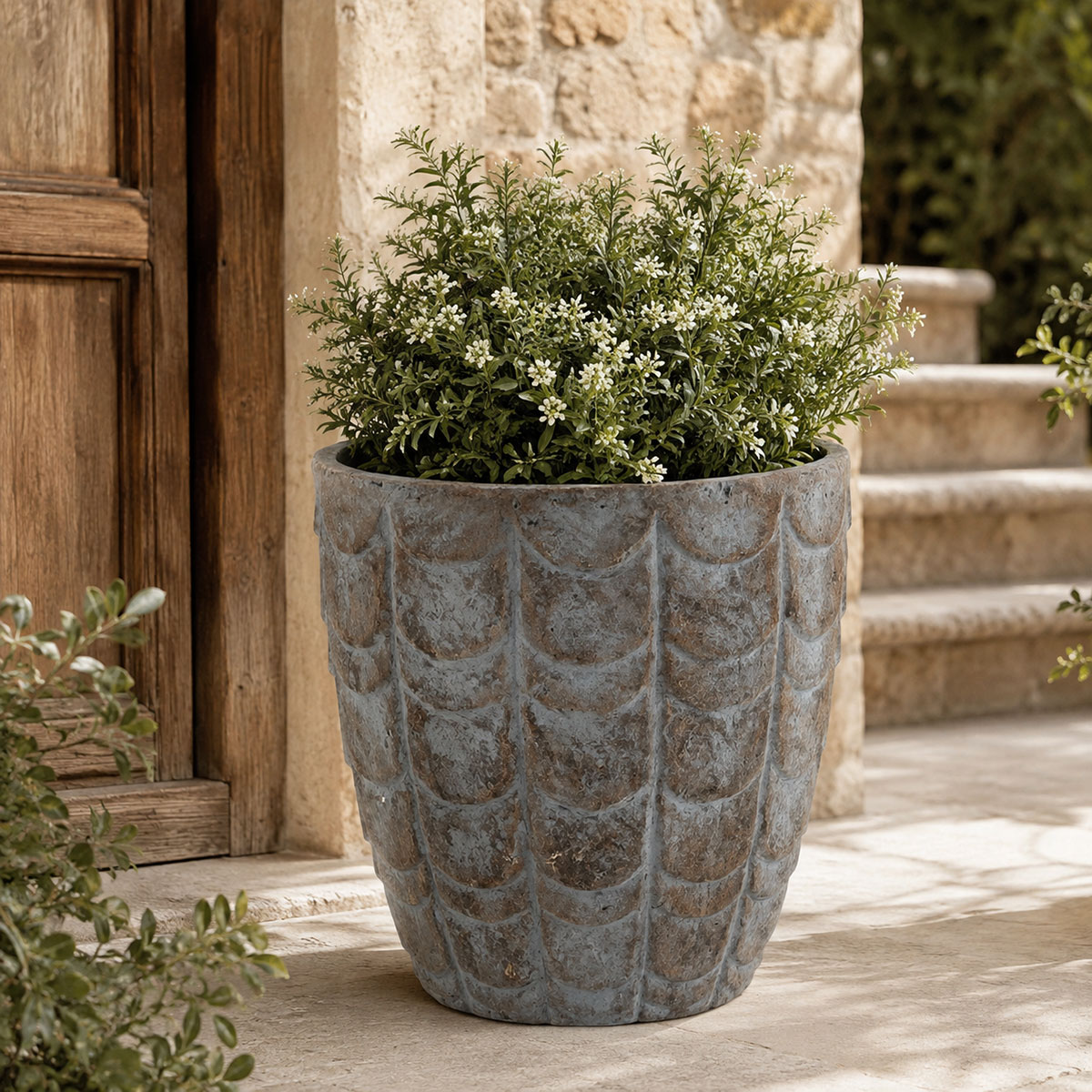 Cache pot � reliefs c�ramique �cailles - gris bleut� 32 cm
