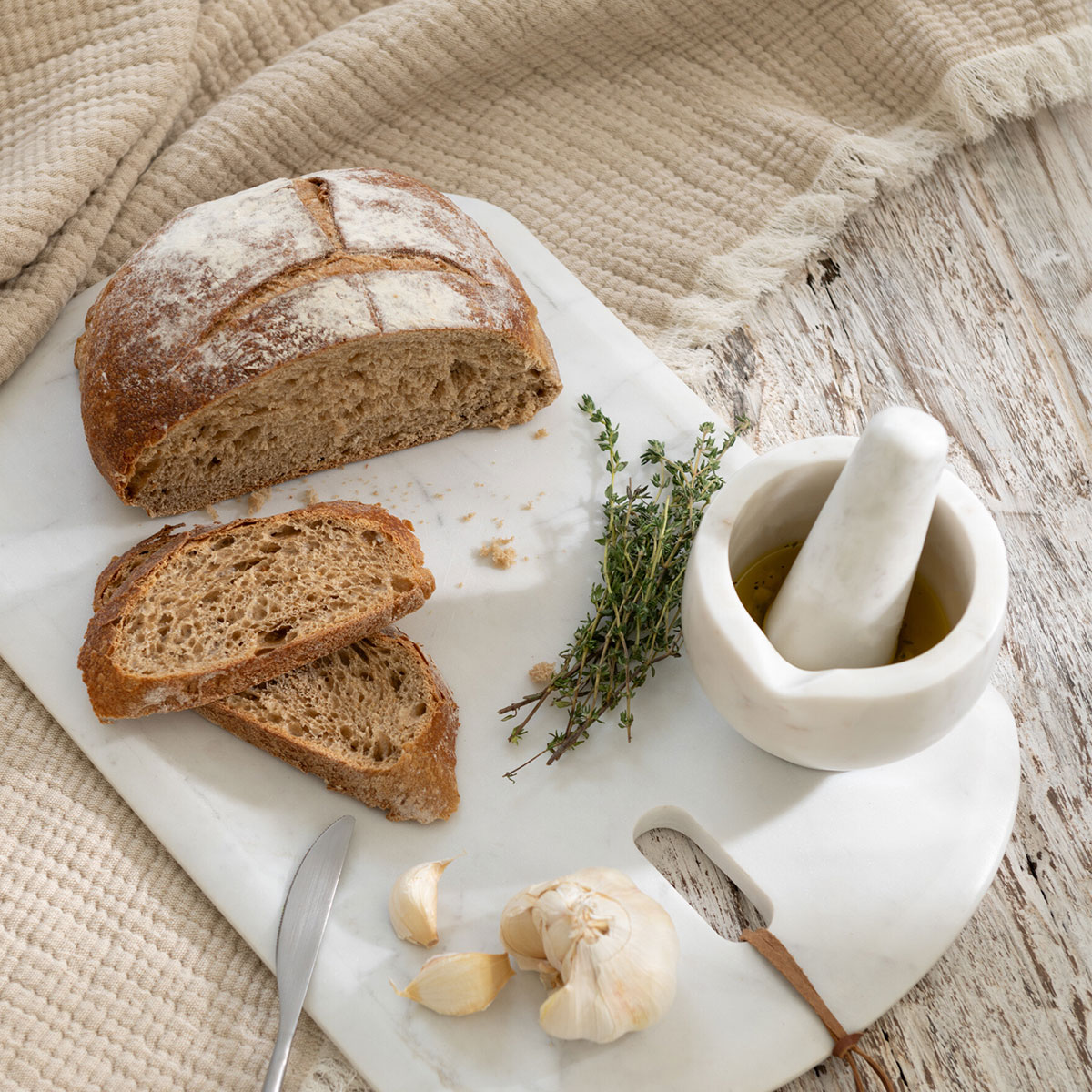 Mortier et pilon en marbre blanc