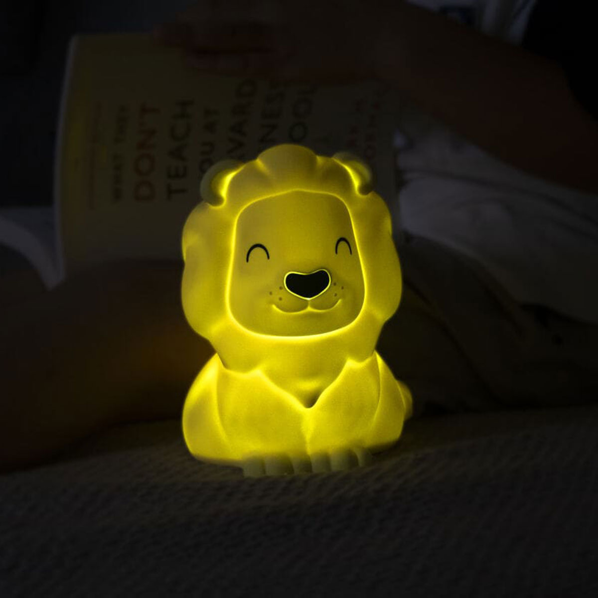 Veilleuse enfant LED LION en silicone jaune - Keria et Laurie Lumière
