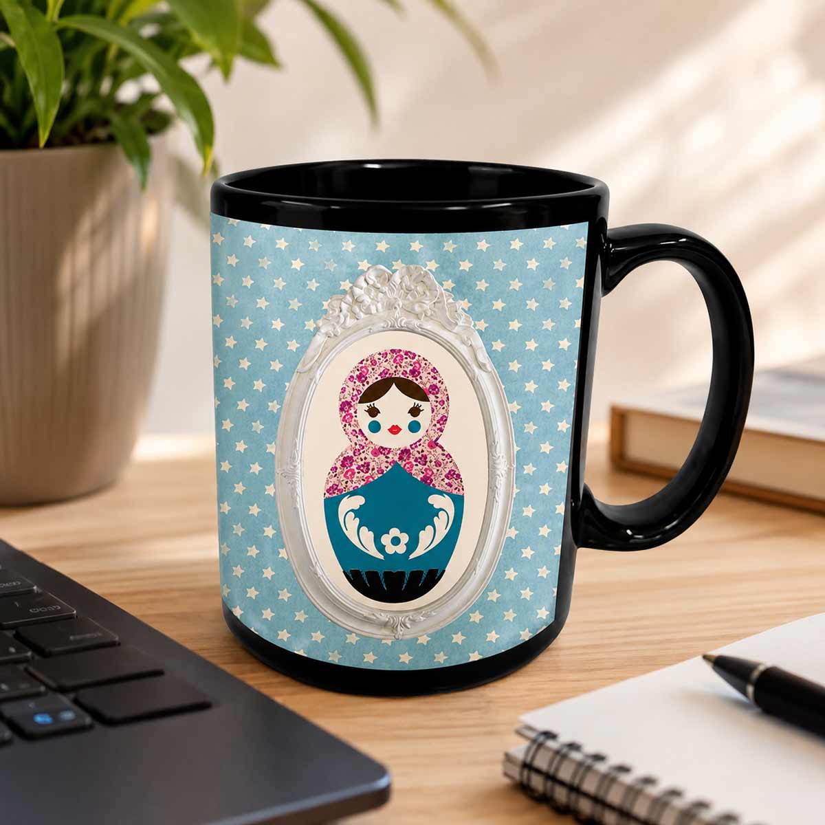 Mug noir Poup�e russe �toil�e par Cbkreation