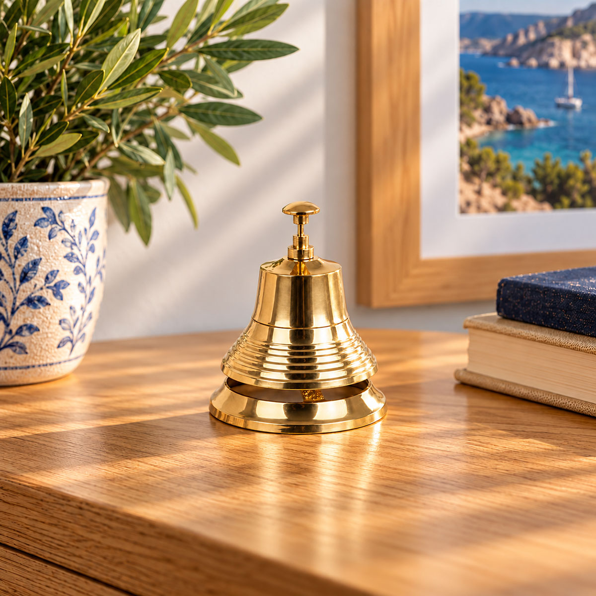 Cloche de comptoir en laiton dor� � poussoir 12,5 cm