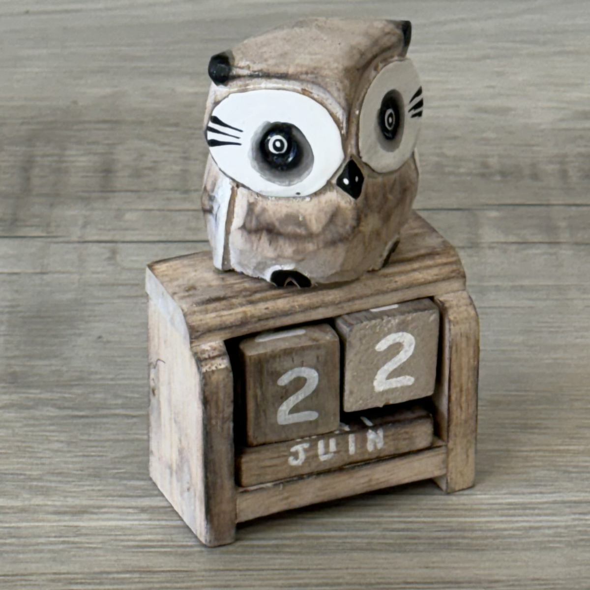 Calendrier perptuel artisanal chouette beige en bois