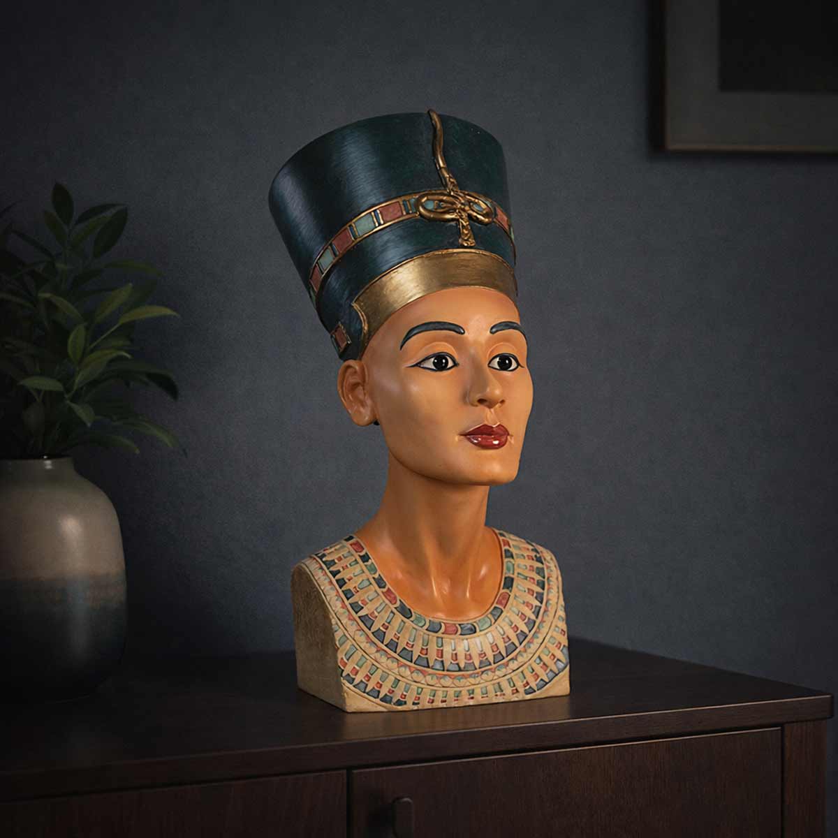 Statuette buste de Nefertiti color�e 30 cm