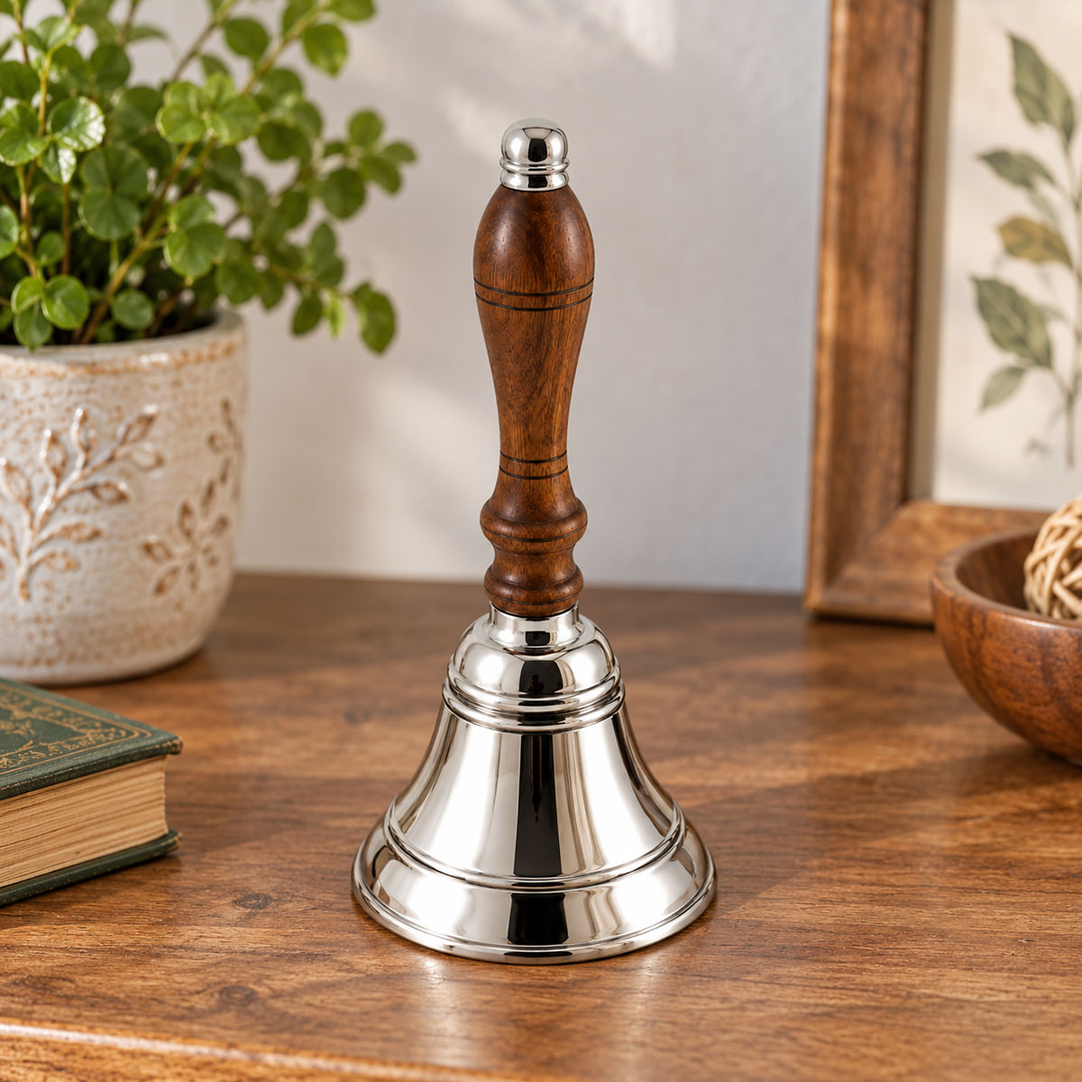 Cloche de table en laiton nickel� et bois 16 cm