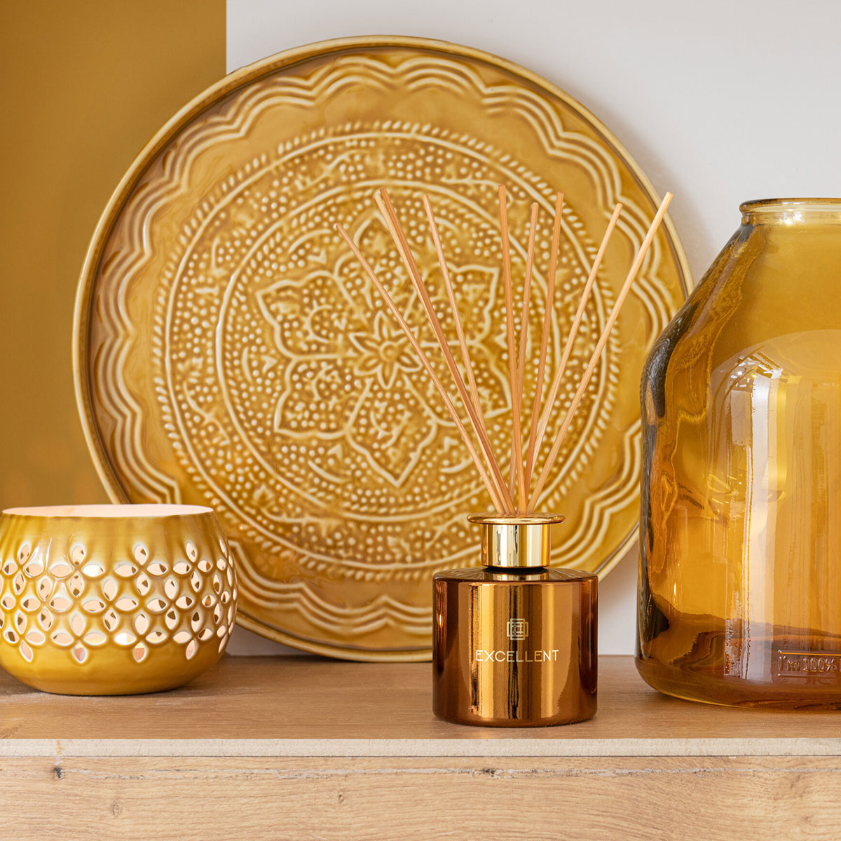 Plateau rond en m�tal emboss� jaune ocre