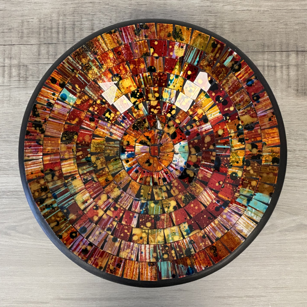 Coupelle ronde dcorative en mosaque de verre rouge 27 cm