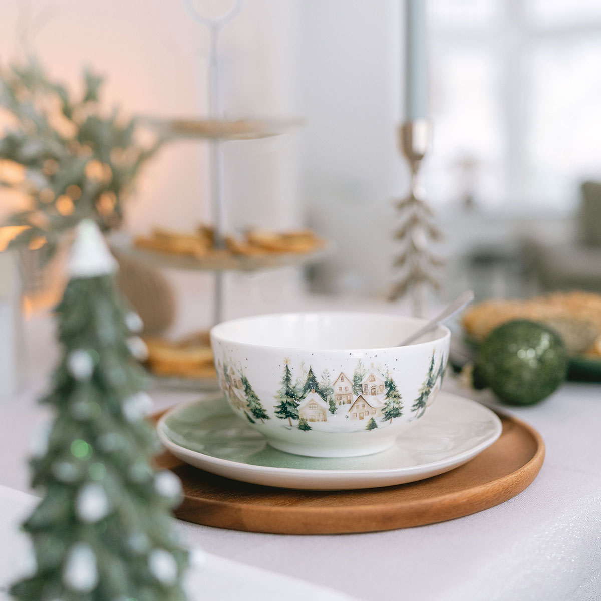 Bol en porcelaine fine d�cor Village de No�l