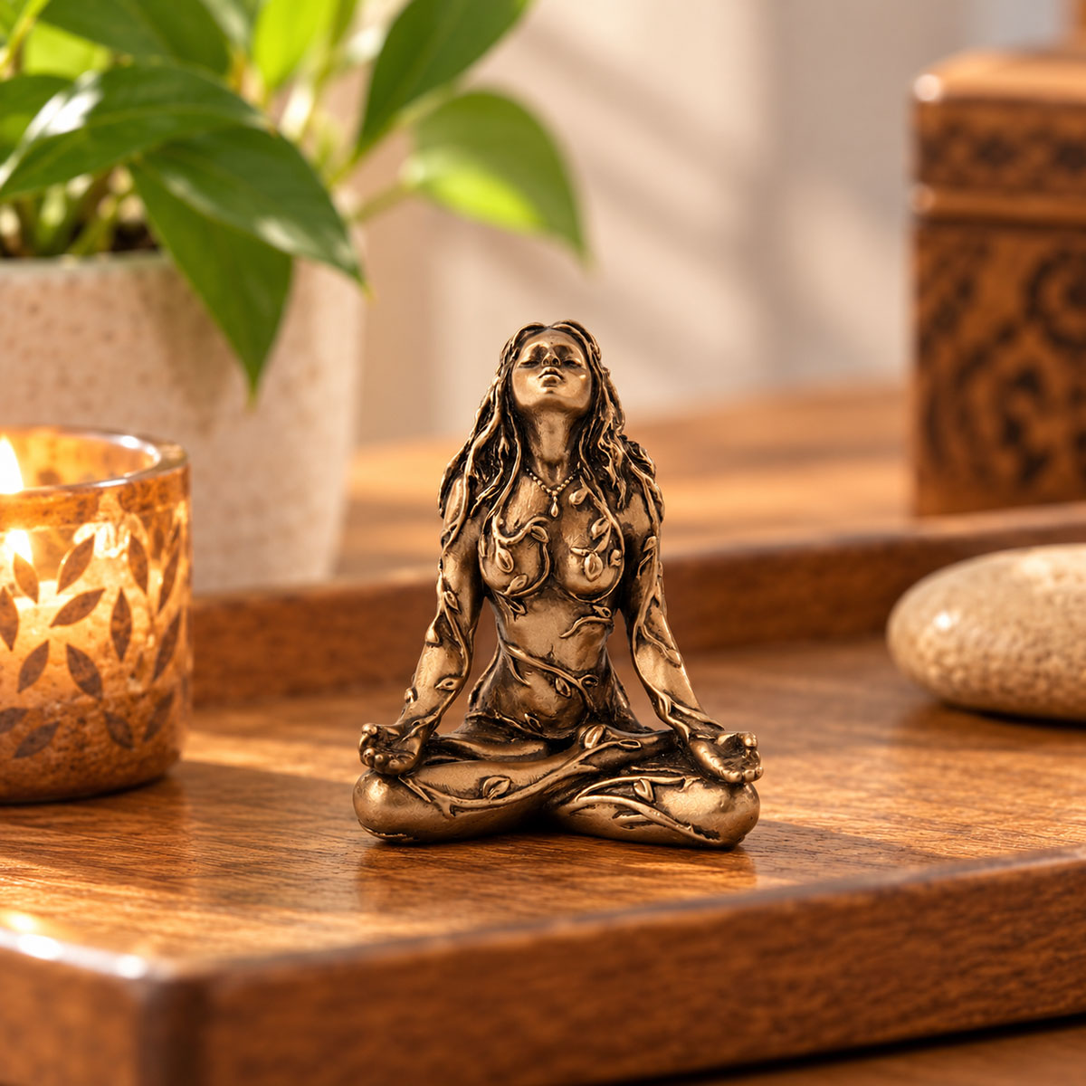 Petite figurine Ga�a d�esse de la Terre aspect bronze 6,5 cm