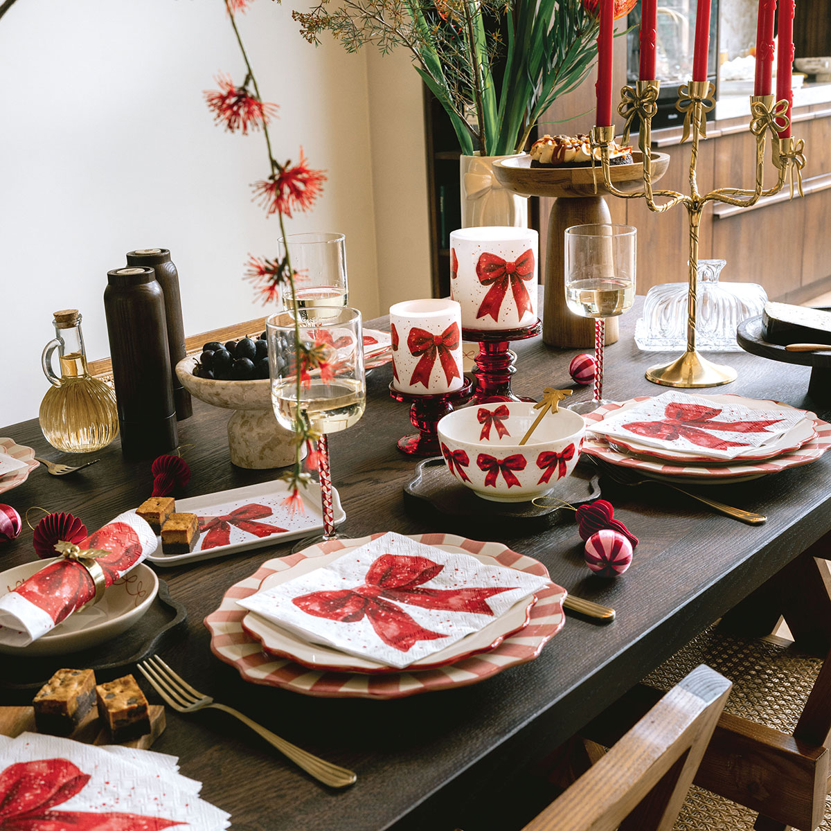 Bol en porcelaine fine d�cor N�uds Rouges