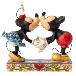Figurine Mickey et Minnie s'embrassent - Disney Traditions