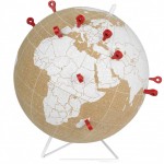 Globe Terrestre en liège avec 12 punaises